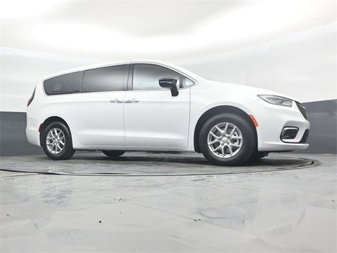 New 2026 Chrysler Pacifica Select image 37