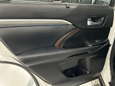 Used 2018 Toyota Highlander Limited Platinum image 19