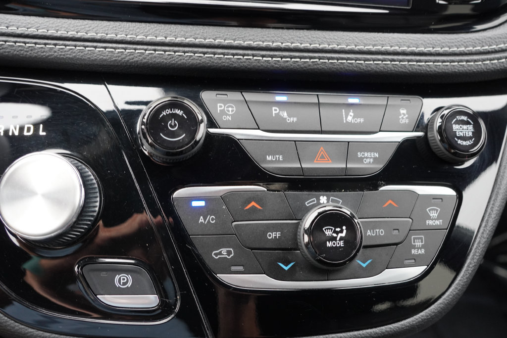 Used 2024 Chrysler Pacifica Limited FWD image 32
