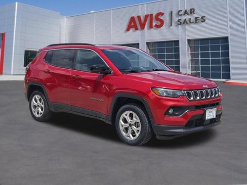 Used 2025 Jeep Compass Latitude w/ Sun & Sound Group AWD/4WD image 3