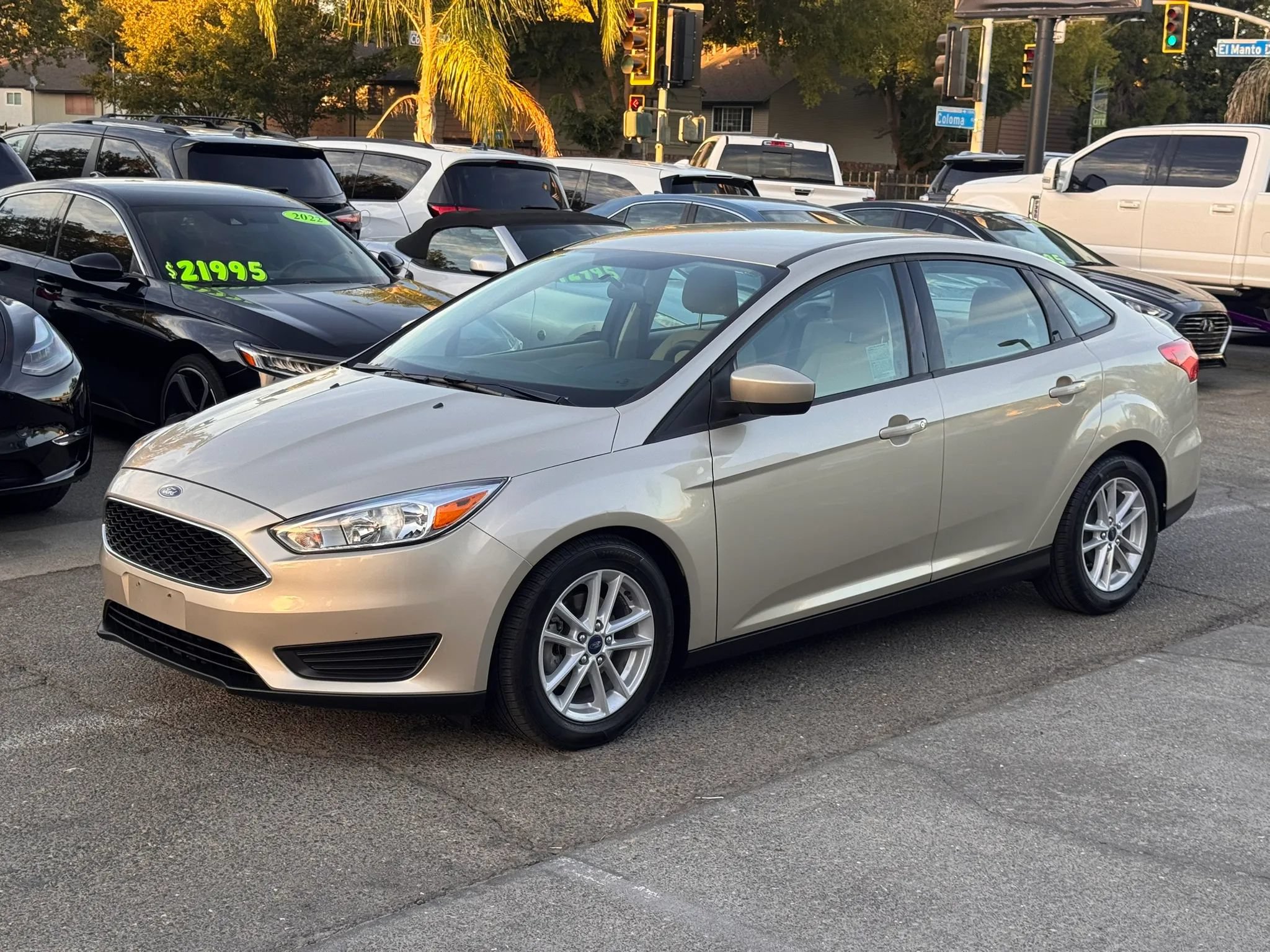 Used 2018 Ford Focus SE FWD image 2
