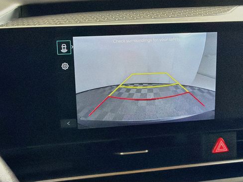 Used 2025 Kia Carnival FWD image 22
