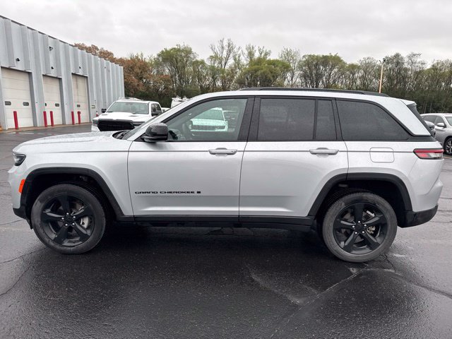 Used 2024 Jeep Grand Cherokee Altitude AWD/4WD image 5