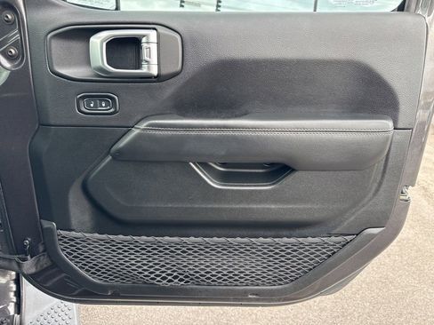 Used 2020 Jeep Wrangler Unlimited Sahara image 23