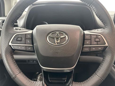 Used 2023 Toyota Sienna Limited FWD image 17