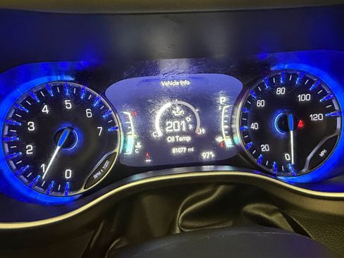 Used 2024 Chrysler Pacifica Touring-L FWD image 19