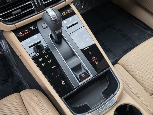 Used 2026 Porsche Macan AWD/4WD image 35