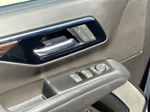 Used 2025 Chevrolet Suburban Z71 image 15