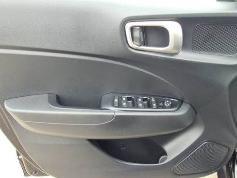 Used 2025 Hyundai Venue SE FWD image 10