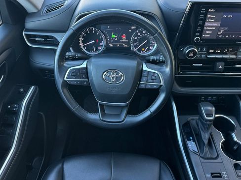 Used 2022 Toyota Highlander XLE FWD image 14