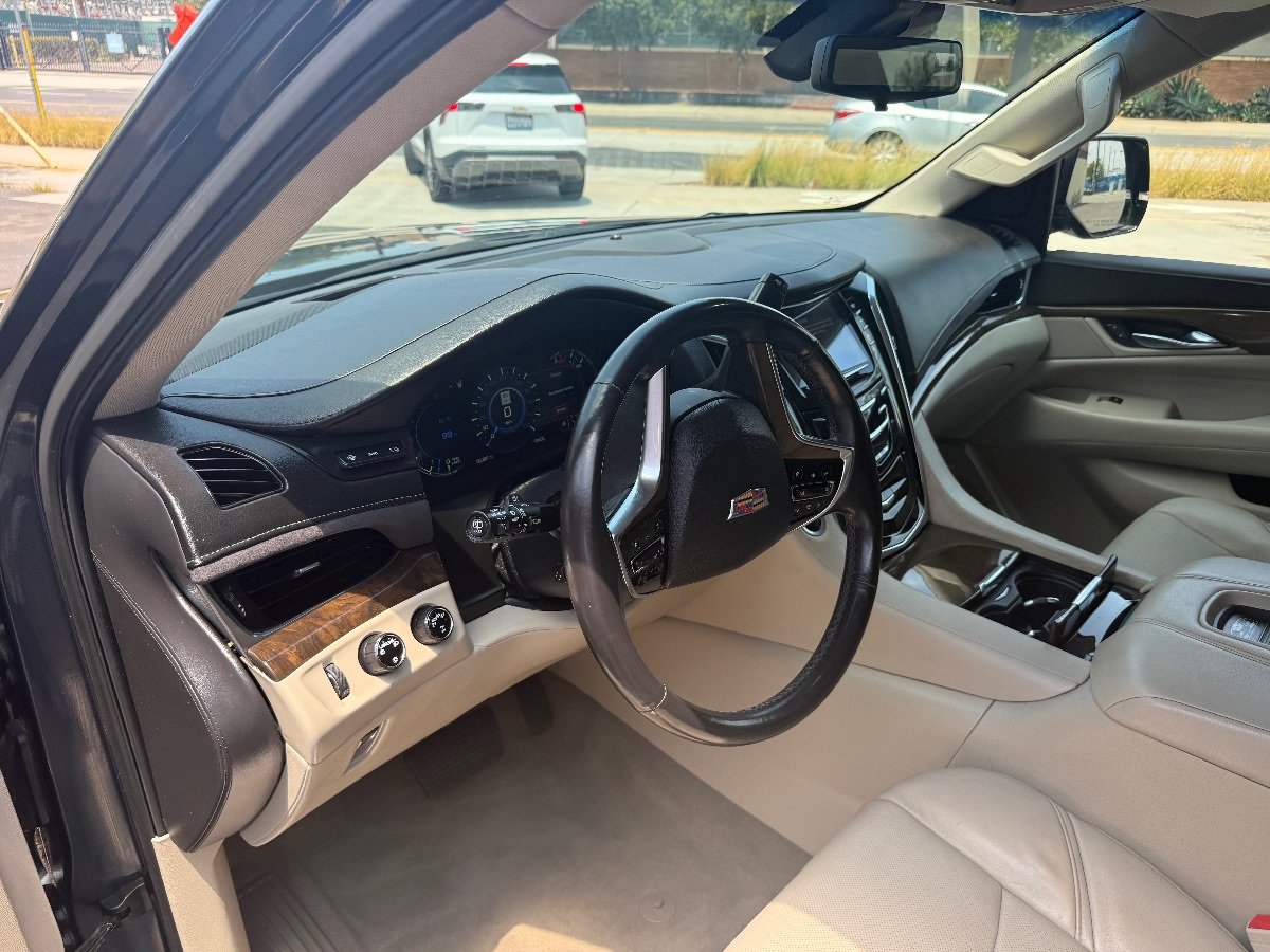 Used 2019 Cadillac Escalade Premium Luxury AWD/4WD image 10