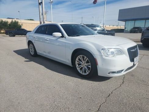 Used 2021 Chrysler 300 Touring L image 1