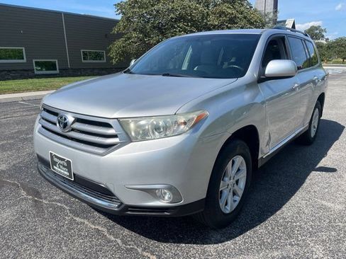 Used 2012 Toyota Highlander FWD w/ Tech Pkg image 16