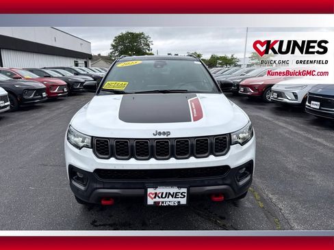 Used 2025 Jeep Compass Trailhawk AWD/4WD image 2