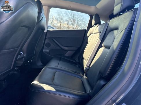Used 2022 Tesla Model Y Long Range image 10