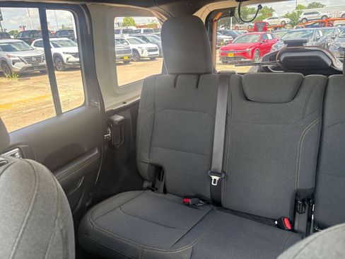 Used 2025 Jeep Wrangler Unlimited Sahara AWD/4WD image 38