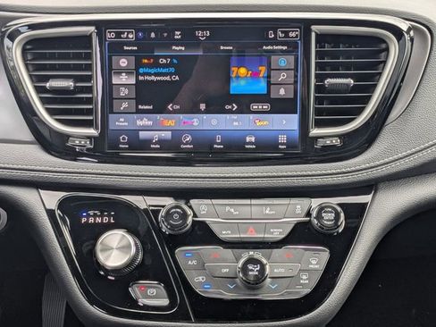 New 2026 Chrysler Pacifica Select image 21