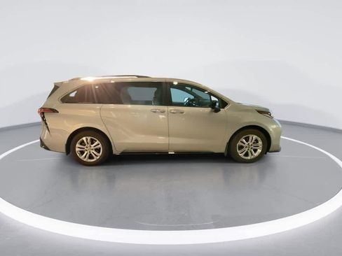Used 2022 Toyota Sienna XSE AWD/4WD image 9