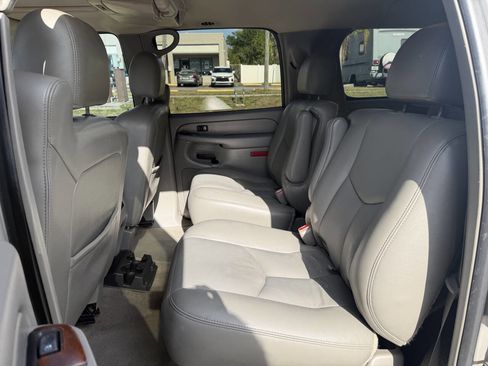 Used 2005 Chevrolet Suburban Z71 w/ Preferred Equipment Group image 11