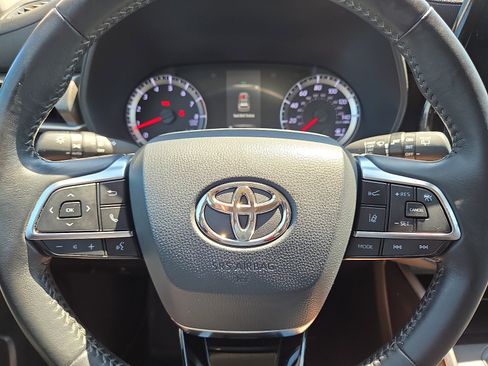 Used 2021 Toyota Highlander LE FWD image 24