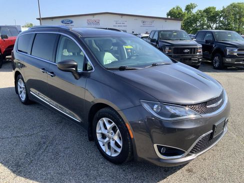Used 2018 Chrysler Pacifica Touring-L Plus w/ Tire & Wheel Group FWD image 2
