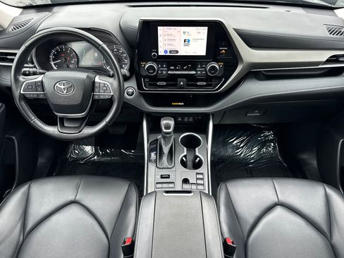 Used 2024 Toyota Highlander XLE image 3