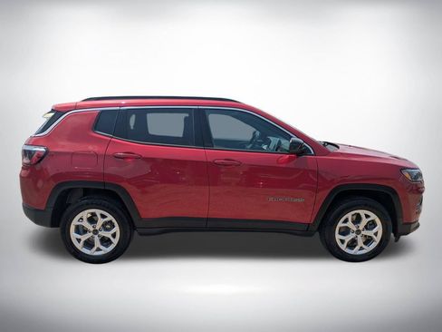 Used 2025 Jeep Compass Latitude w/ Sun & Sound Group AWD/4WD image 2