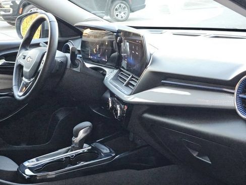 Used 2025 Chevrolet Trax LT w/ LT Convenience Package FWD image 13
