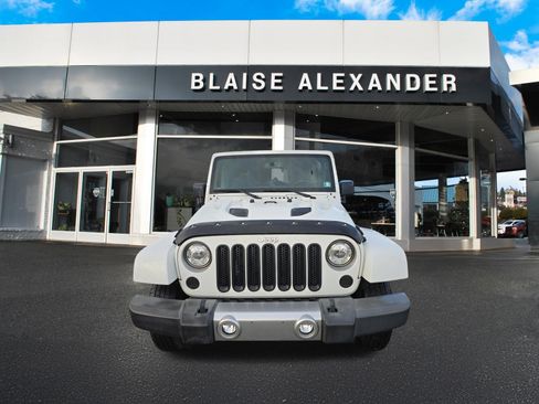Used 2018 Jeep Wrangler Unlimited Sahara w/ Connectivity Group AWD/4WD image 7