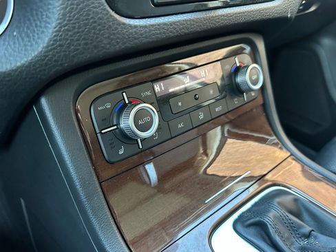 Used 2016 Volkswagen Touareg Sport image 34