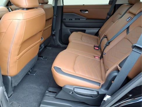 Used 2025 Nissan Pathfinder Platinum w/ Cargo Package AWD/4WD image 17
