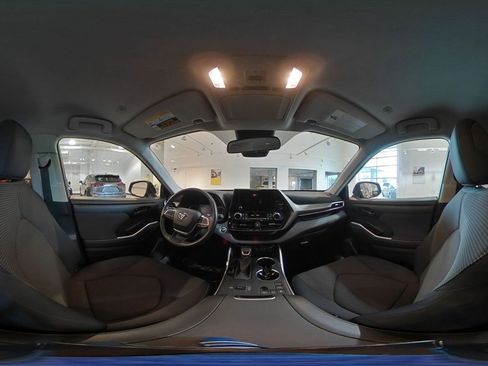 Used 2025 Toyota Highlander LE FWD image 44