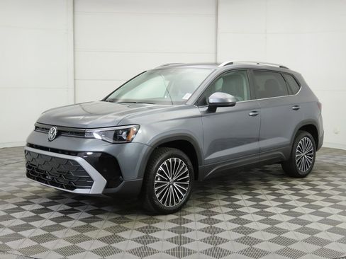 New 2026 Volkswagen Taos SE image 1