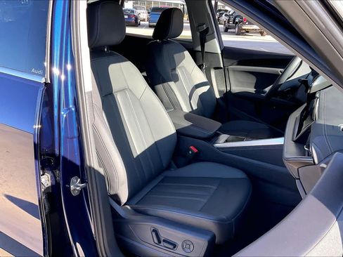 Used 2025 Audi Q5 Premium w/ Convenience Package image 9