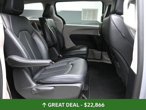 Used 2024 Chrysler Pacifica Limited FWD image 22