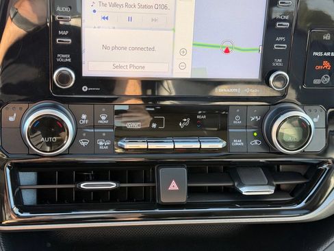 Used 2022 Toyota Highlander XLE AWD/4WD image 21