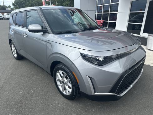 Used 2024 Kia Soul LX w/ Option Group 015 FWD image 2