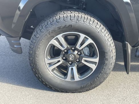 Used 2017 Toyota Tacoma TRD Sport w/ Tow Package (A/T) image 11