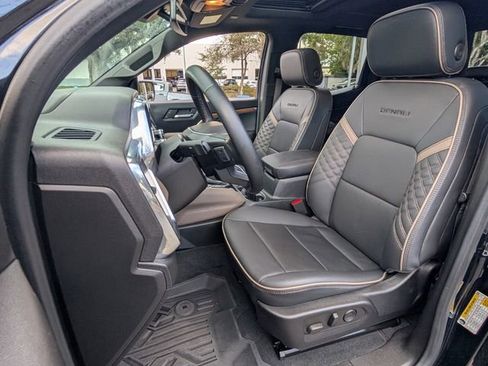 Used 2023 GMC Canyon Denali image 13