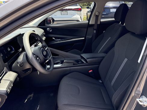 Certified 2025 Hyundai Elantra SE FWD image 11