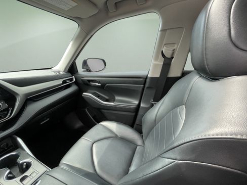 Used 2021 Toyota Highlander XLE AWD/4WD image 33