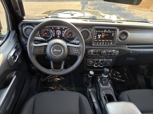 Certified 2023 Jeep Gladiator Willys image 19