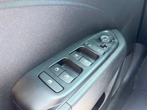 Used 2025 Hyundai Venue SE FWD image 25