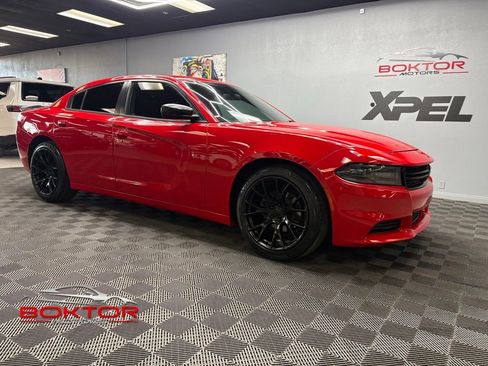 Used 2018 Dodge Charger SXT w/ Blacktop Package RWD image 1