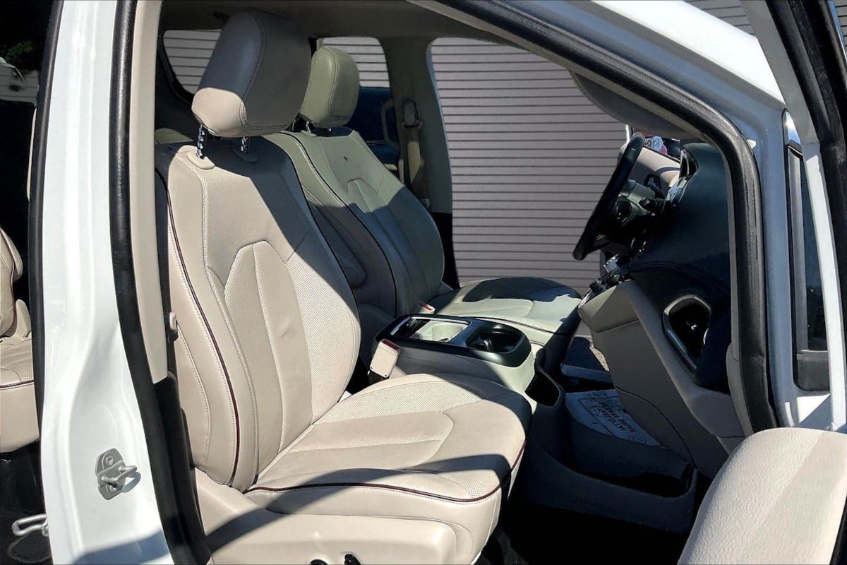 Used 2017 Chrysler Pacifica Limited w/ UConnect Theater Package FWD image 29