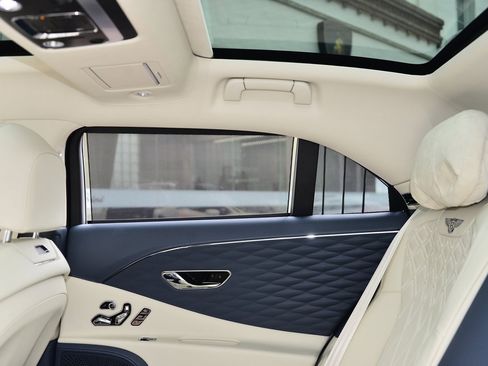 Used 2021 Bentley Flying Spur V8 image 16