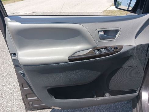 Used 2016 Toyota Sienna XLE FWD image 11