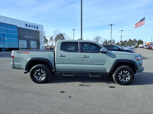 Used 2022 Toyota Tacoma TRD Off-Road image 2