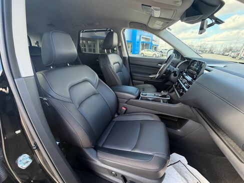 Used 2025 Nissan Pathfinder SL image 14