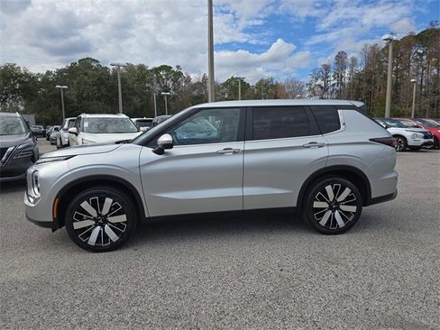 Used 2025 Mitsubishi Outlander SE image 5